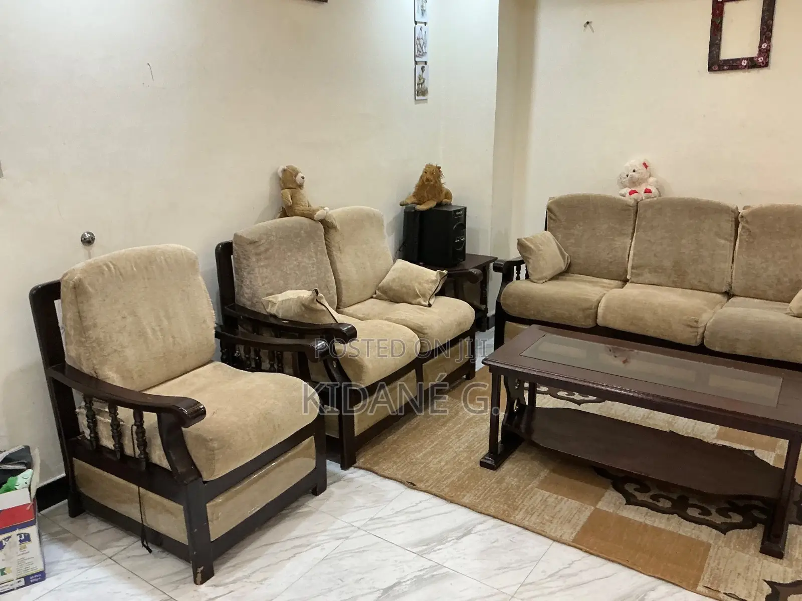ሶፋ 7 (3+2+1+1) እና የመሃል ጠረጴዛ/Sofa 7 Seater and Center Table