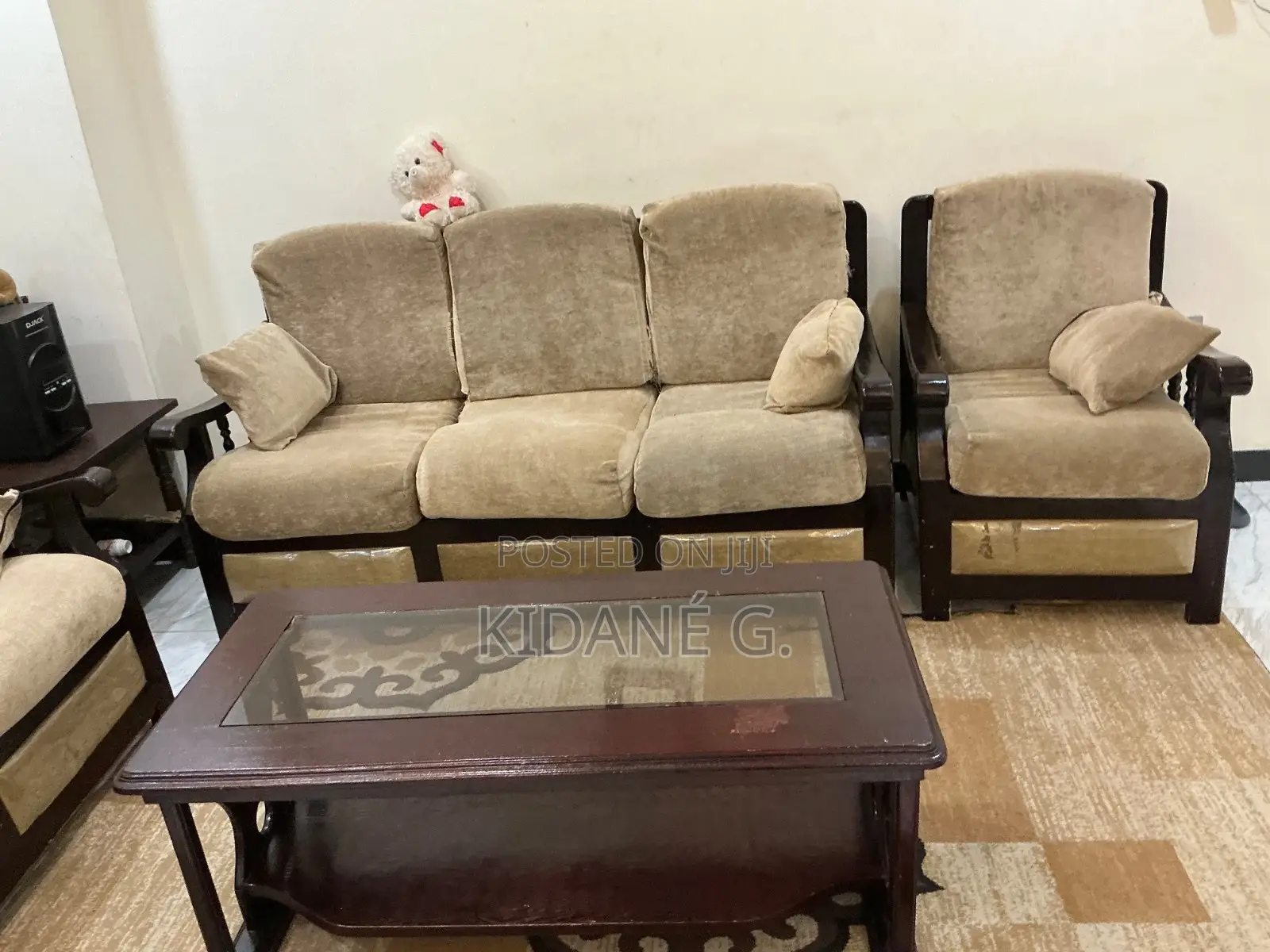 ሶፋ 7 (3+2+1+1) እና የመሃል ጠረጴዛ/Sofa 7 Seater and Center Table