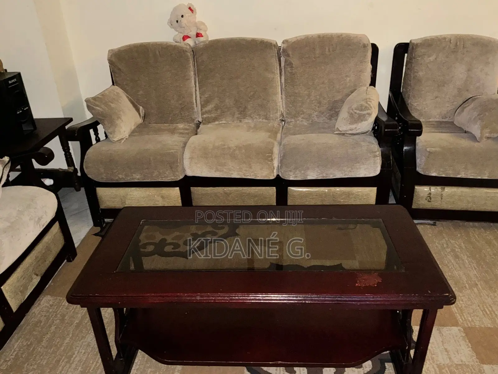 ሶፋ 7 (3+2+1+1) እና የመሃል ጠረጴዛ/Sofa 7 Seater and Center Table