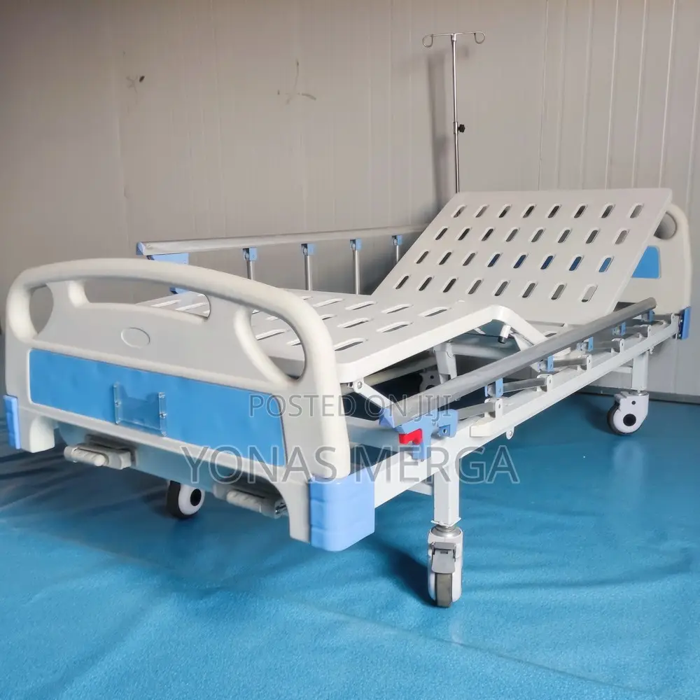 Double Crank Hospital Bed劣瓶include Side Rails, IV Poles, a Mattress