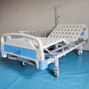 Double Crank Hospital Bed劣瓶include Side Rails, IV Poles, a Mattress