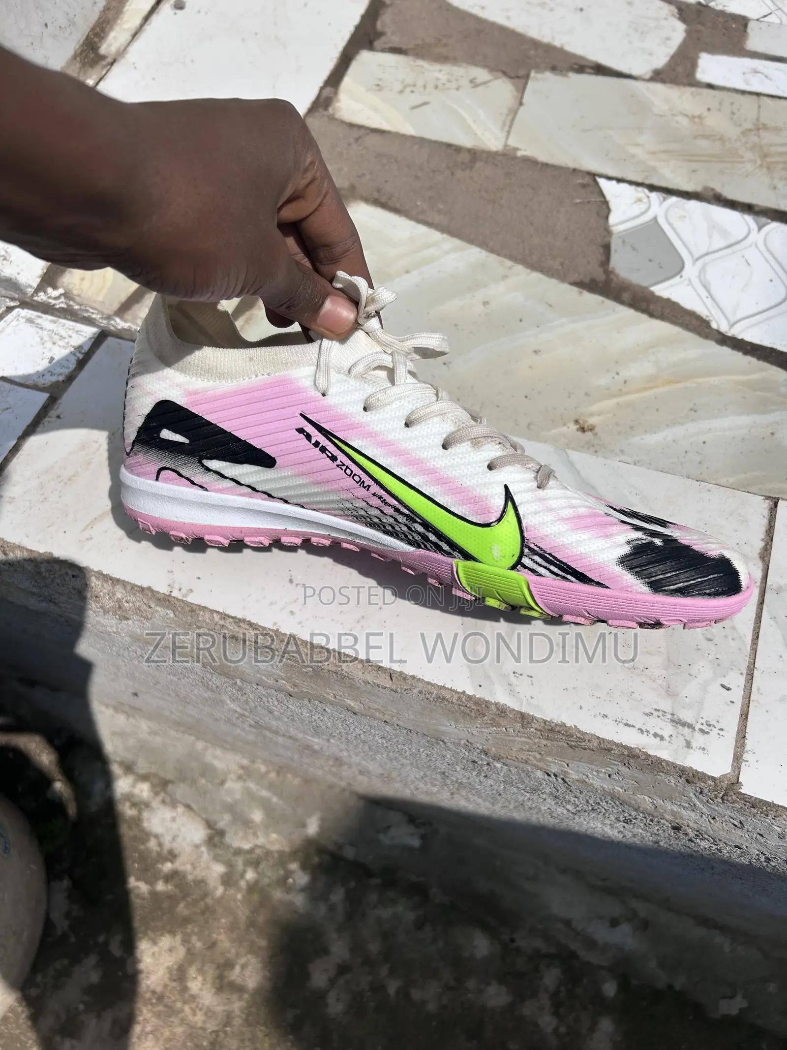Cleats/ታኬታ