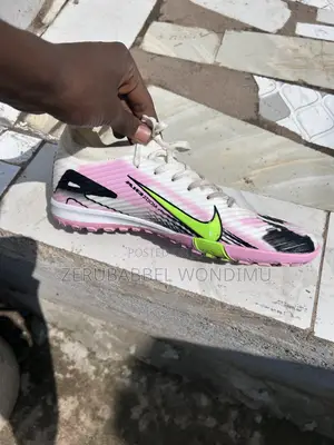 Cleats/ታኬታ