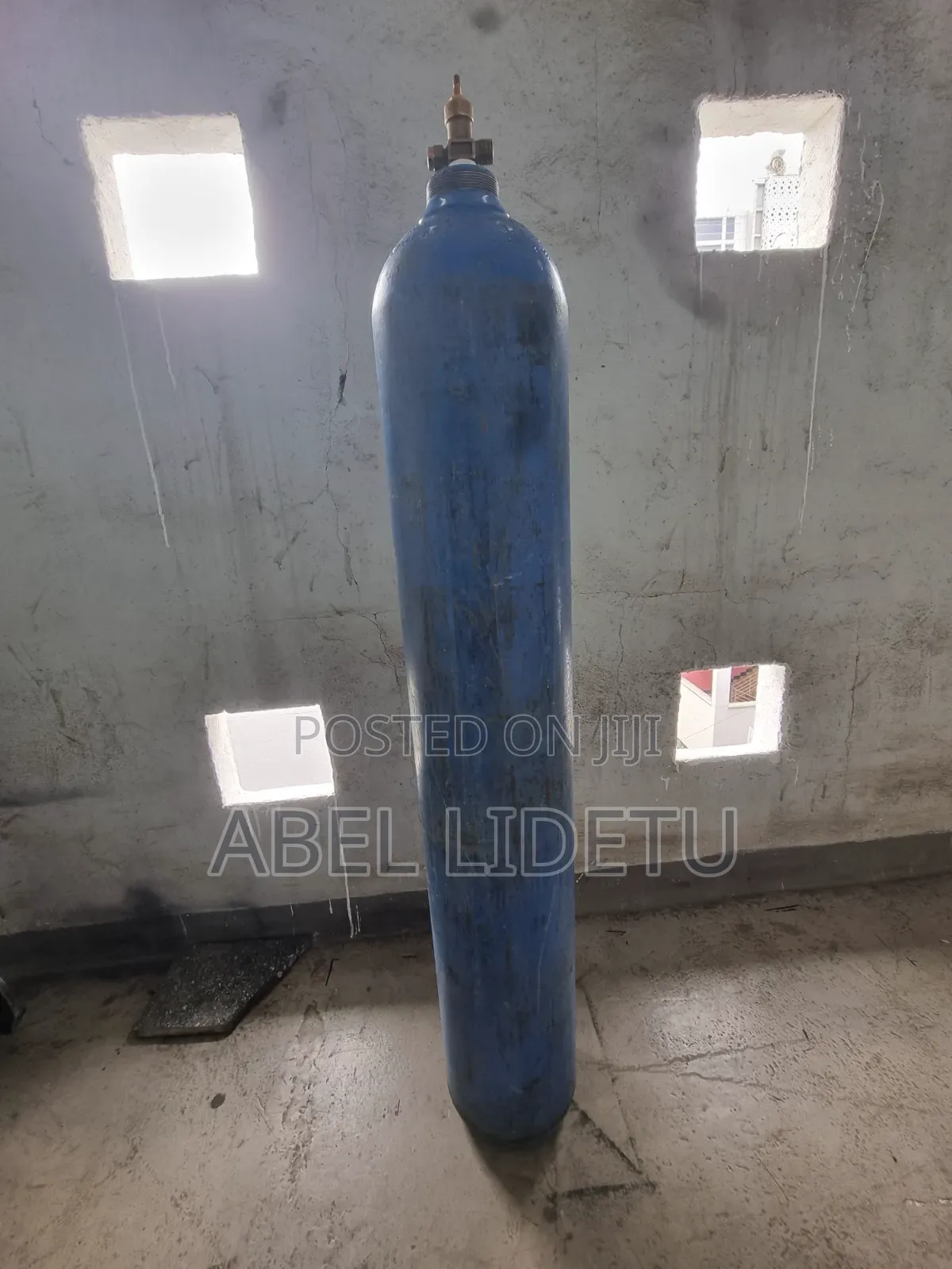 Oxygen Cylinder Delivering a Steady, Uninterrupted Stream of Oxygen