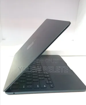 New Laptop Apple MacBook Air 2022 M2 8GB Apple M2 SSD 256GB