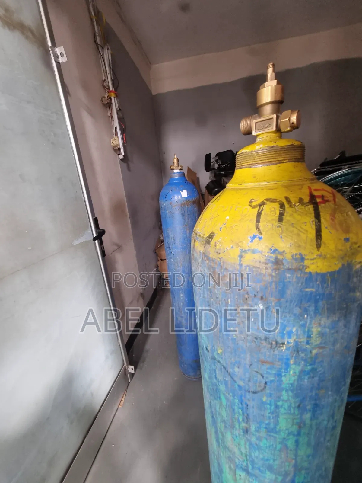 An Oxygen Cylinder Equipped With an Integrated Barbed Outlet