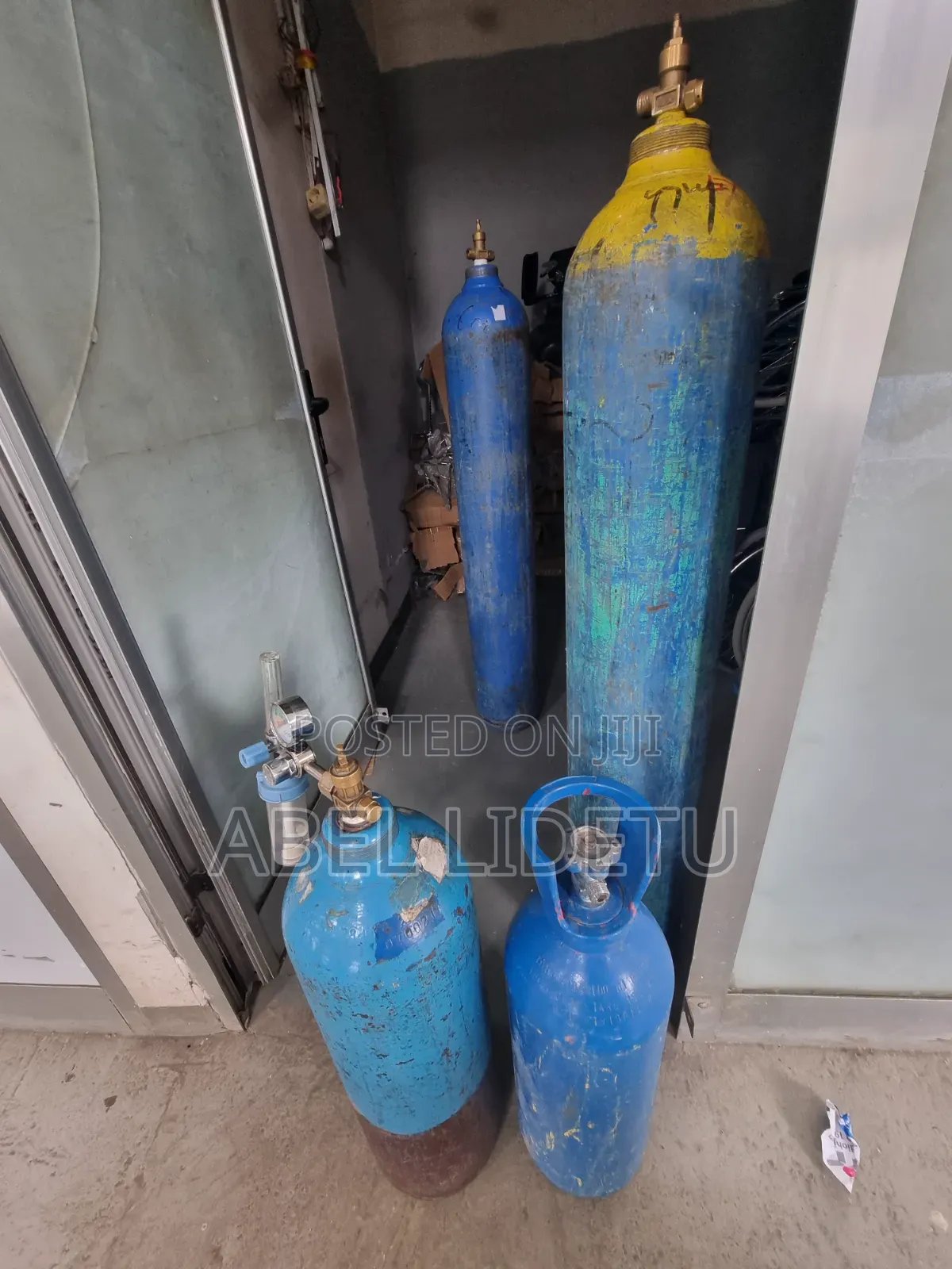 Critical Care Crash Cart Oxygen Cylinder