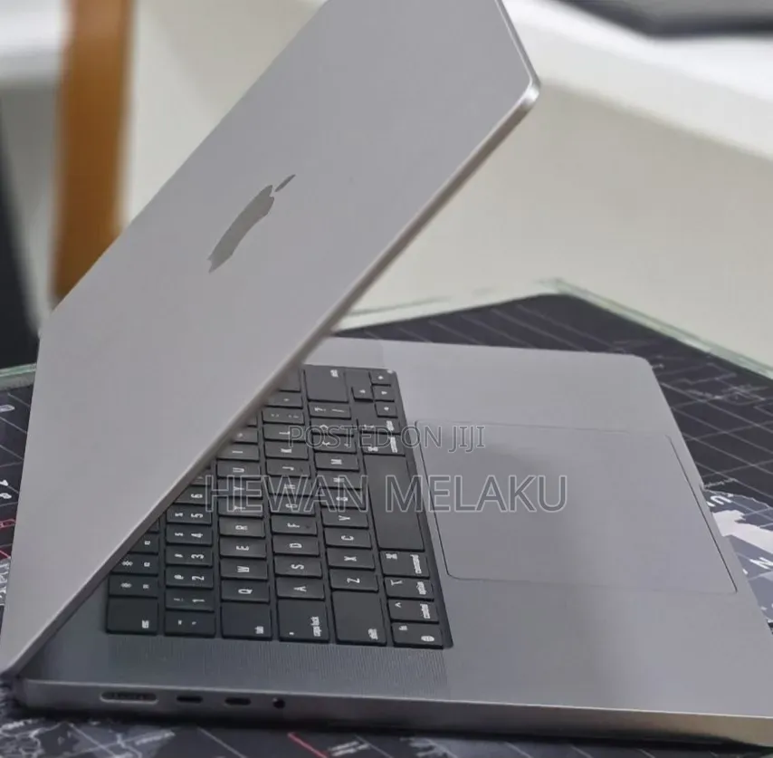 New Laptop Apple MacBook Pro 2022 M2 16GB Apple M2 SSD 512GB