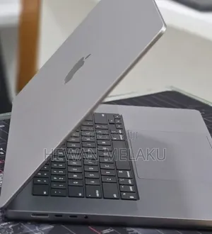 New Laptop Apple MacBook Pro 2022 M2 16GB Apple M2 SSD 512GB