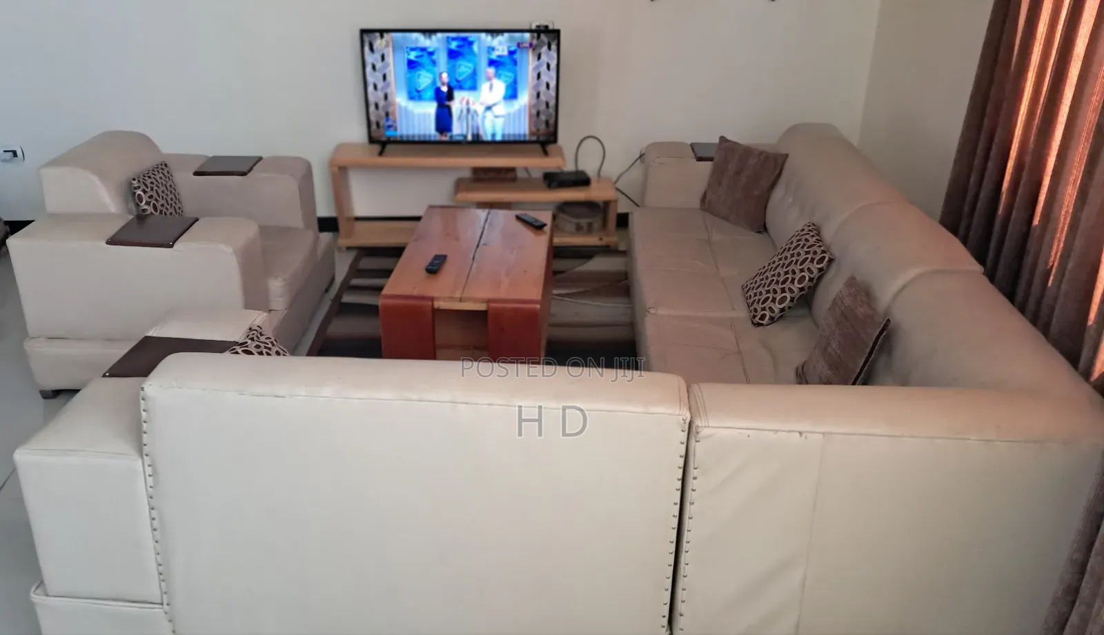Leather Sofa + Solid Wood Table / የቆዳ ሶፋ + ከጠንካራ እንጨት የተሠራ ጠረጴዛ