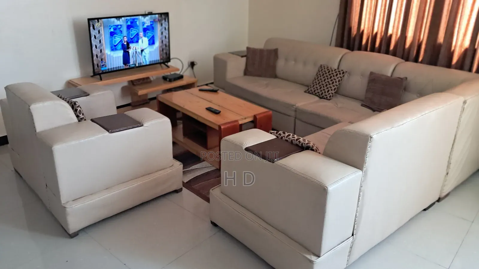 Leather Sofa + Solid Wood Table / የቆዳ ሶፋ + ከጠንካራ እንጨት የተሠራ ጠረጴዛ