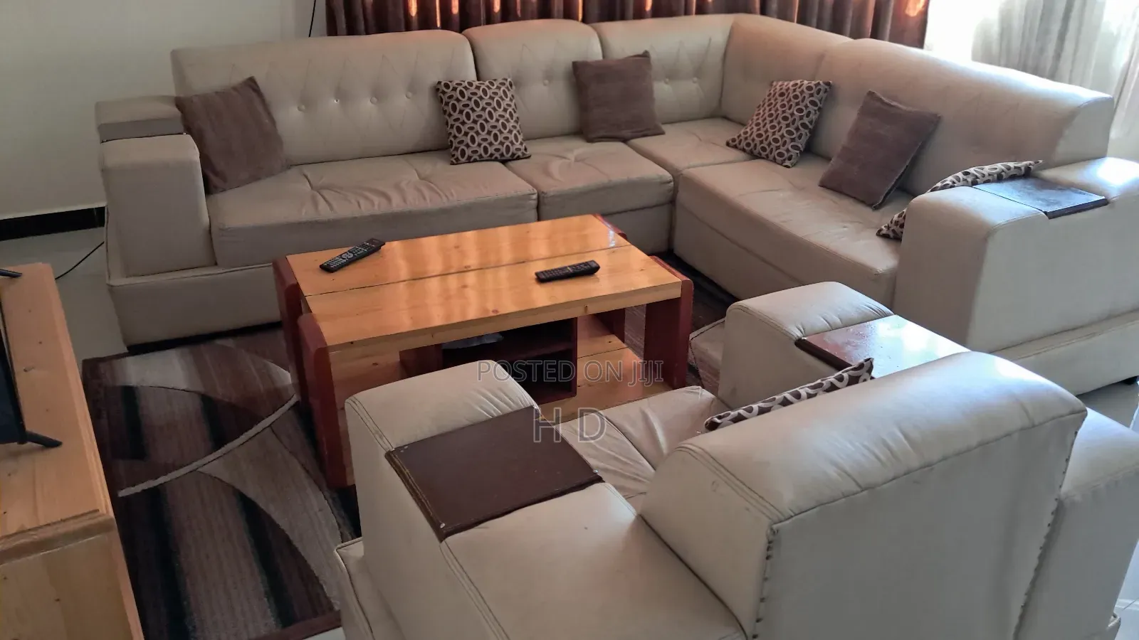 Leather Sofa + Solid Wood Table / የቆዳ ሶፋ + ከጠንካራ እንጨት የተሠራ ጠረጴዛ