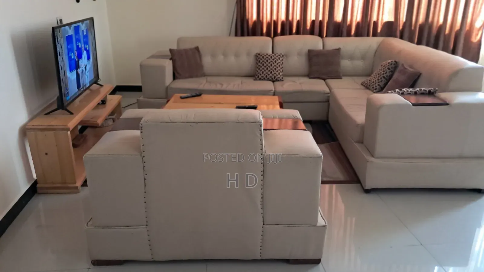 Leather Sofa + Solid Wood Table / የቆዳ ሶፋ + ከጠንካራ እንጨት የተሠራ ጠረጴዛ