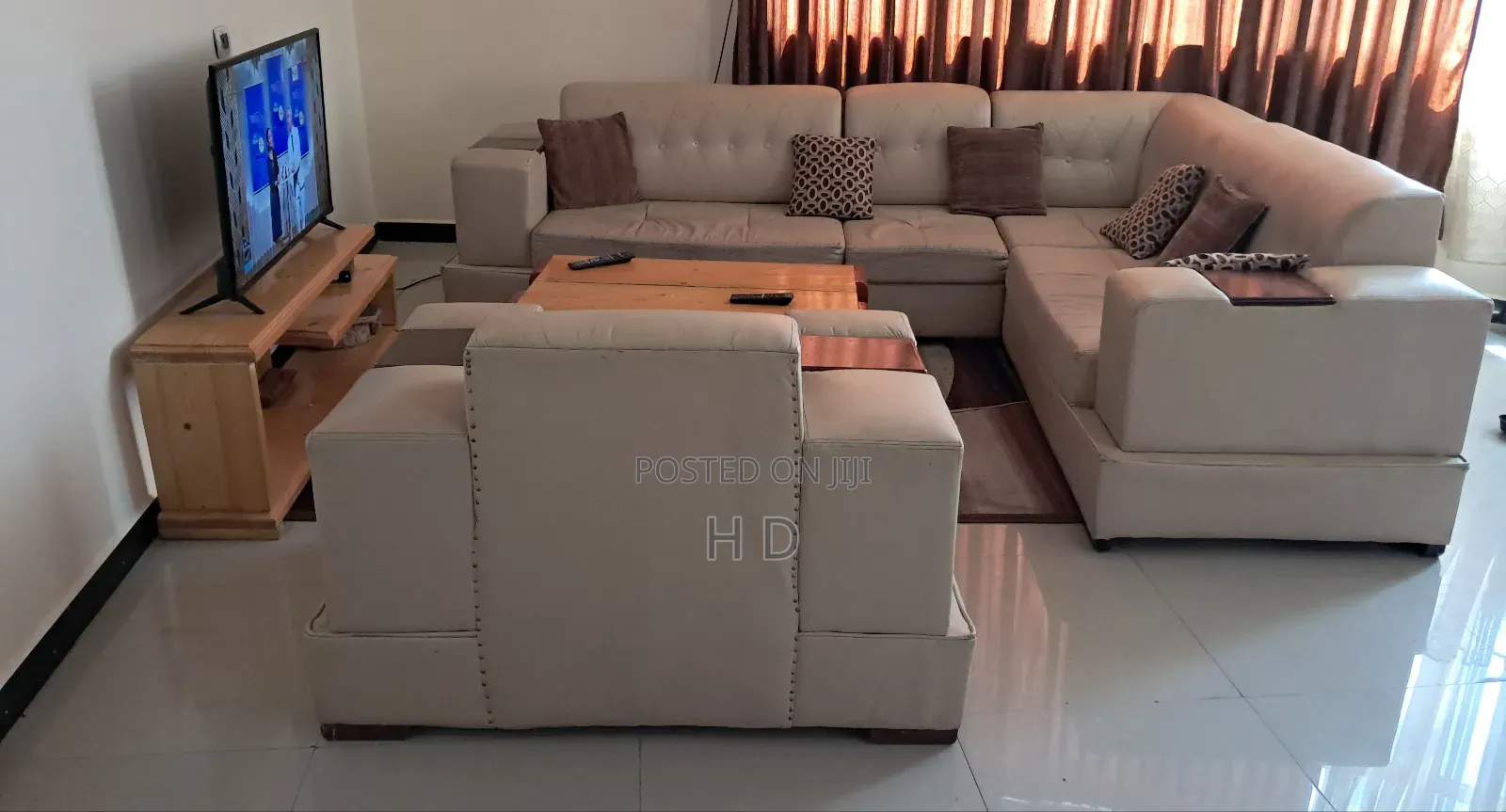 Leather Sofa + Solid Wood Table / የቆዳ ሶፋ + ከጠንካራ እንጨት የተሠራ ጠረጴዛ