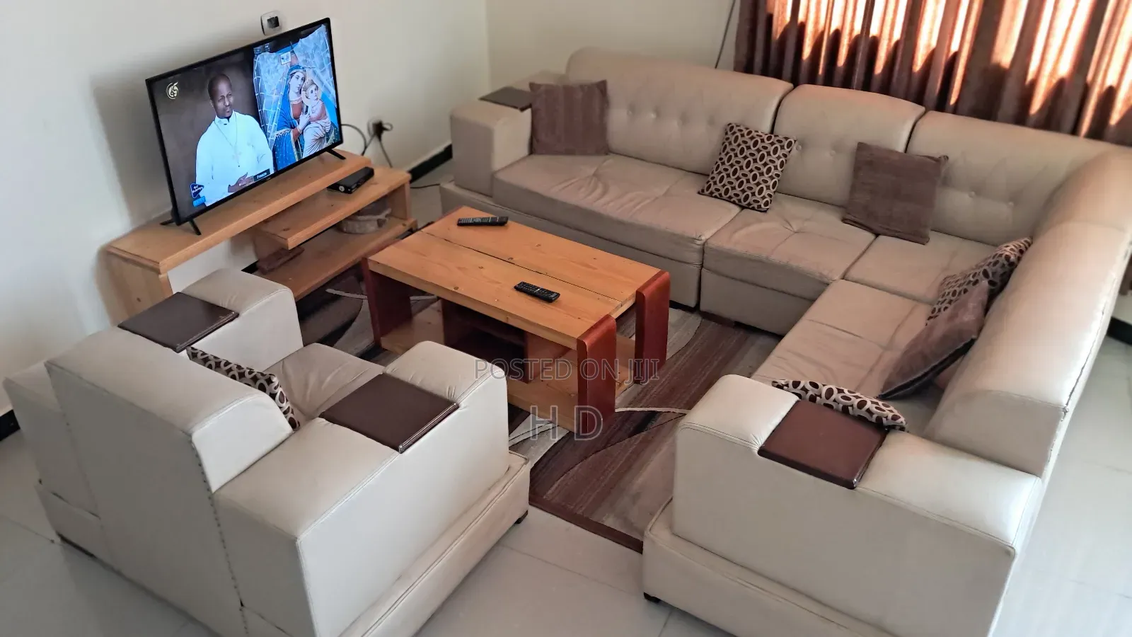 Leather Sofa + Solid Wood Table / የቆዳ ሶፋ + ከጠንካራ እንጨት የተሠራ ጠረጴዛ