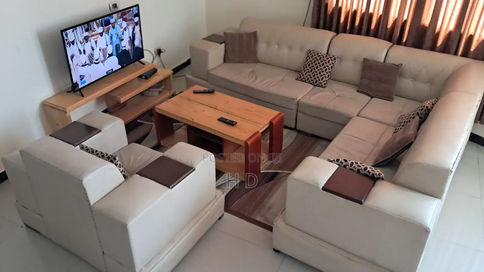 Leather Sofa + Solid Wood Table / የቆዳ ሶፋ + ከጠንካራ እንጨት የተሠራ ጠረጴዛ