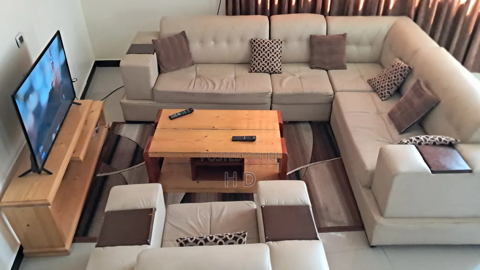 Leather Sofa + Solid Wood Table / የቆዳ ሶፋ + ከጠንካራ እንጨት የተሠራ ጠረጴዛ