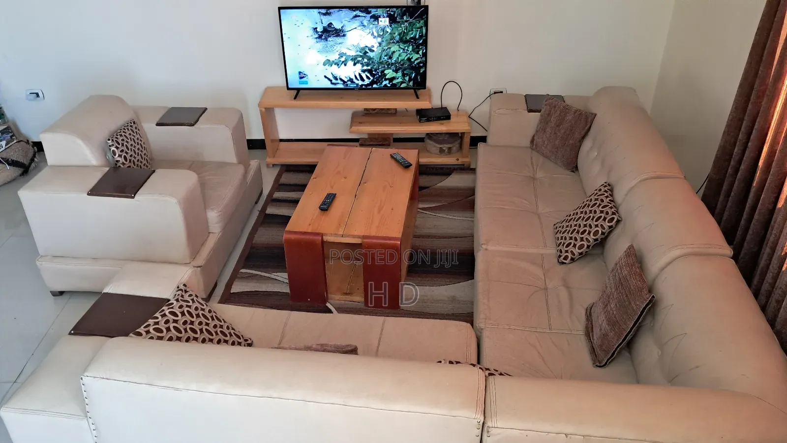 Leather Sofa + Solid Wood Table / የቆዳ ሶፋ + ከጠንካራ እንጨት የተሠራ ጠረጴዛ