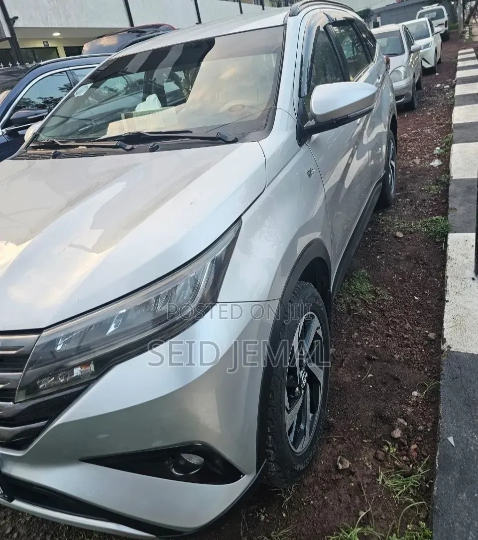 Toyota Rush 2023 Silver