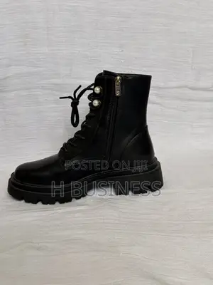 Black Pearl Female Lace-Up Boots