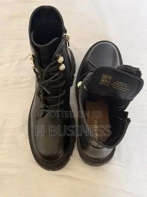 Black Pearl Female Lace-Up Boots