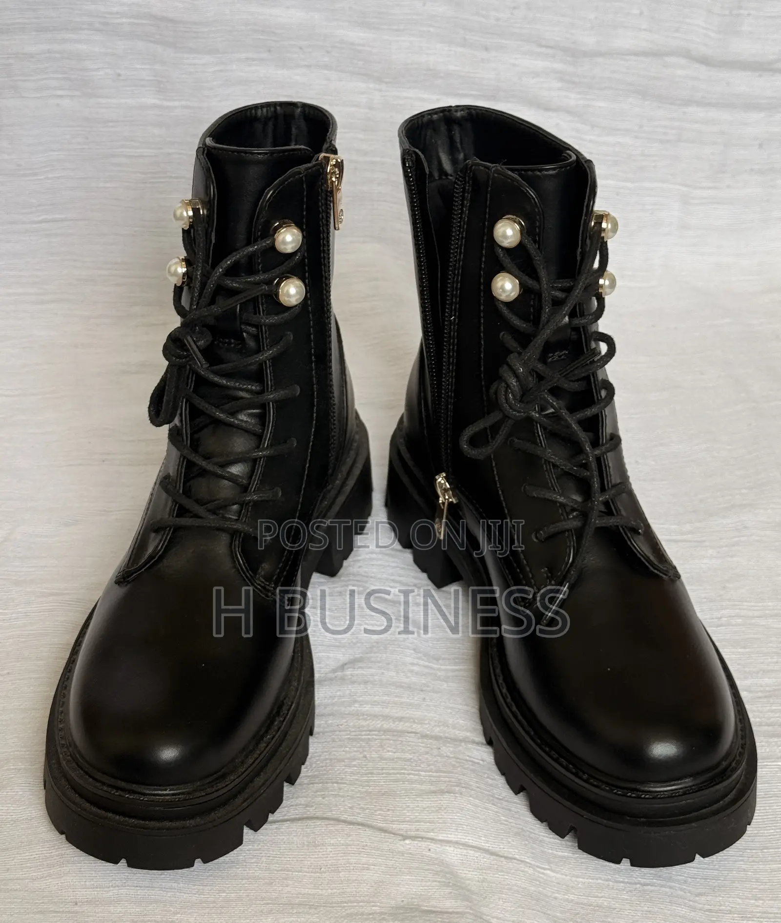Black Pearl Female Lace-Up Boots