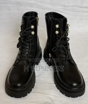 Black Pearl Female Lace-Up Boots