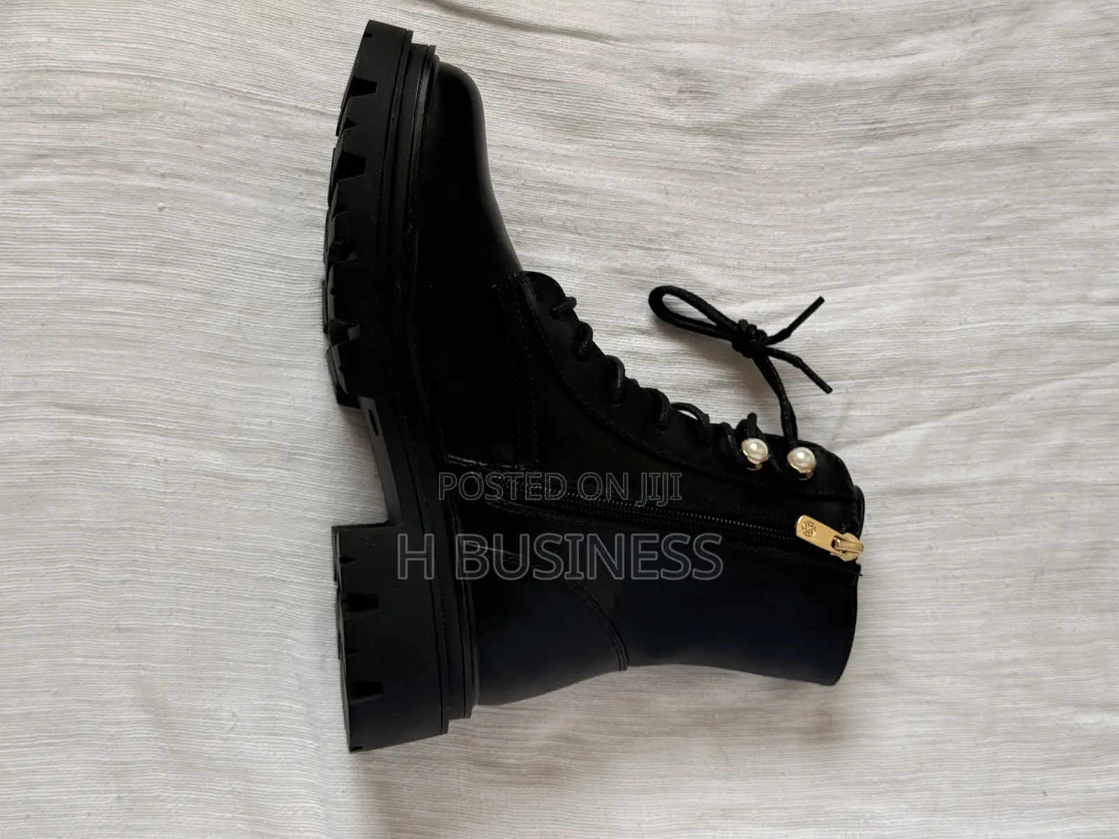 Black Pearl Female Lace-Up Boots