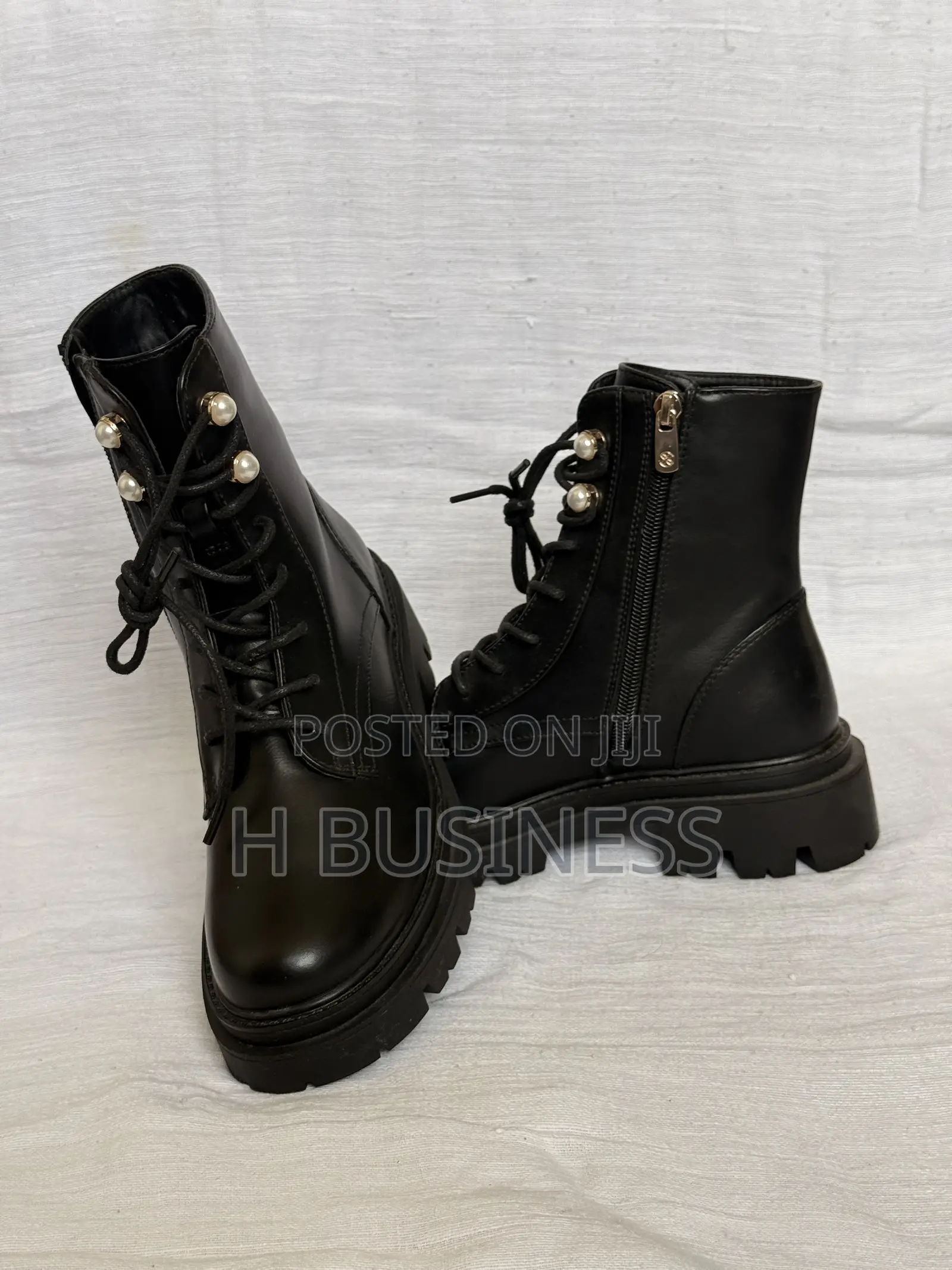 Black Pearl Female Lace-Up Boots
