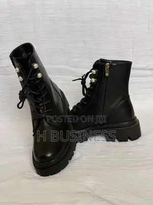 Black Pearl Female Lace-Up Boots