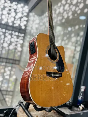 Yamaha F370 Acoustic Guitar New Condition Full Accessories