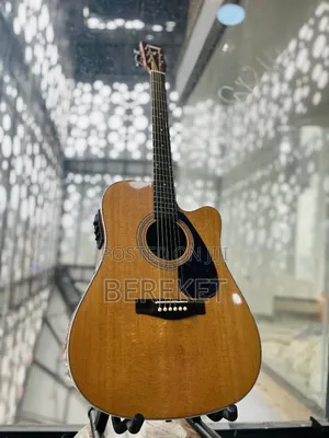 Yamaha F370 Acoustic Guitar New Condition Full Accessories