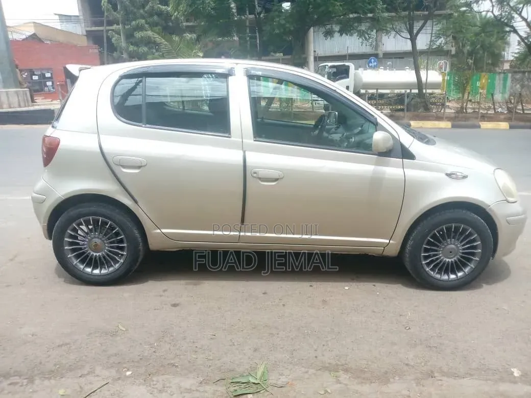 Toyota Vitz 2002 Gold