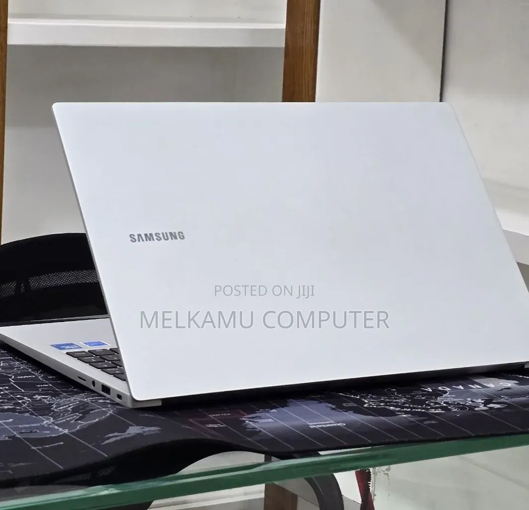 New Laptop Samsung Galaxy Book4 16GB Intel Core 7 SSD 512GB