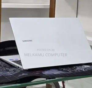 New Laptop Samsung Galaxy Book4 16GB Intel Core 7 SSD 512GB