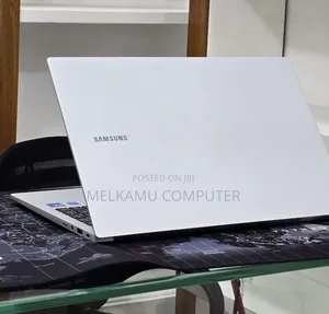 New Laptop Samsung Galaxy Book4 16GB Intel Core 7 SSD 512GB