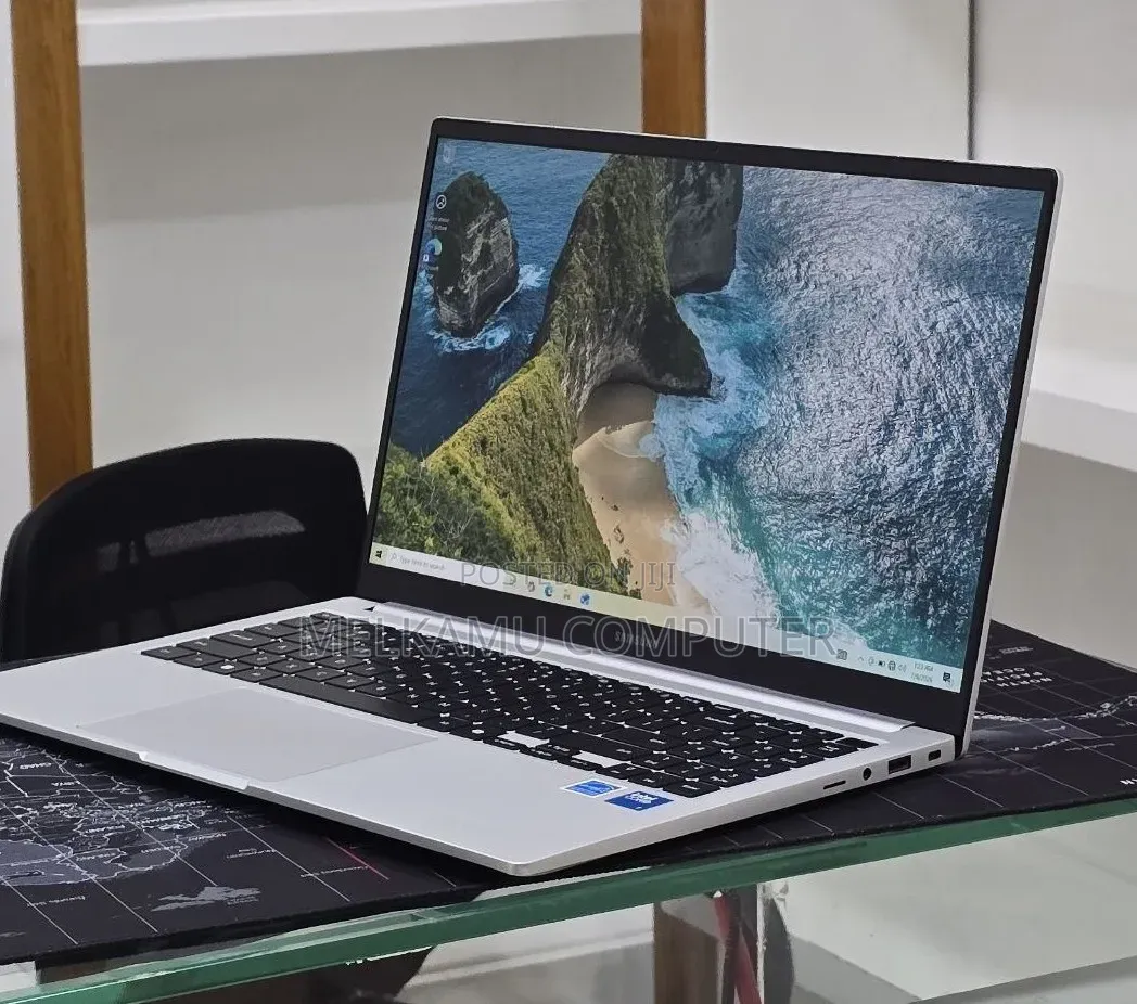 New Laptop Samsung Galaxy Book4 16GB Intel Core 7 SSD 512GB