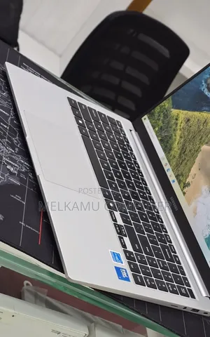 New Laptop Samsung Galaxy Book4 16GB Intel Core 7 SSD 512GB