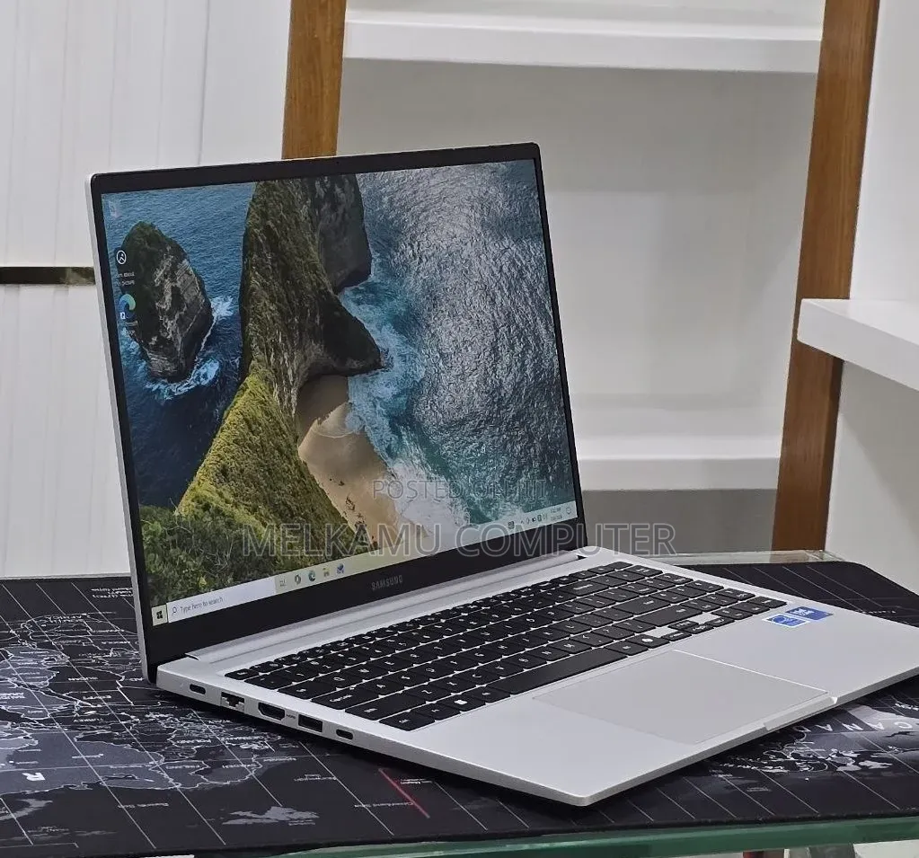 New Laptop Samsung Galaxy Book4 16GB Intel Core 7 SSD 512GB