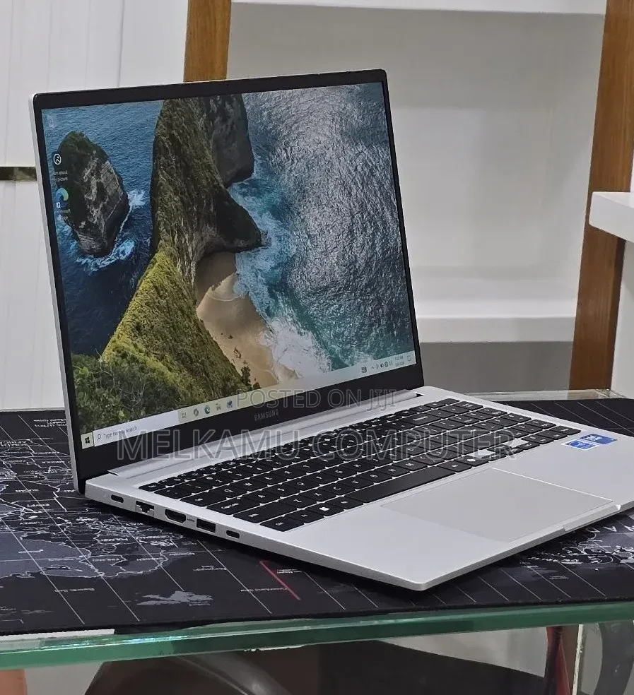 New Laptop Samsung Galaxy Book4 16GB Intel Core 7 SSD 512GB