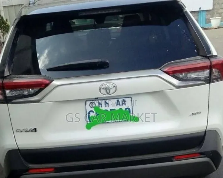 Toyota RAV4 2021 White
