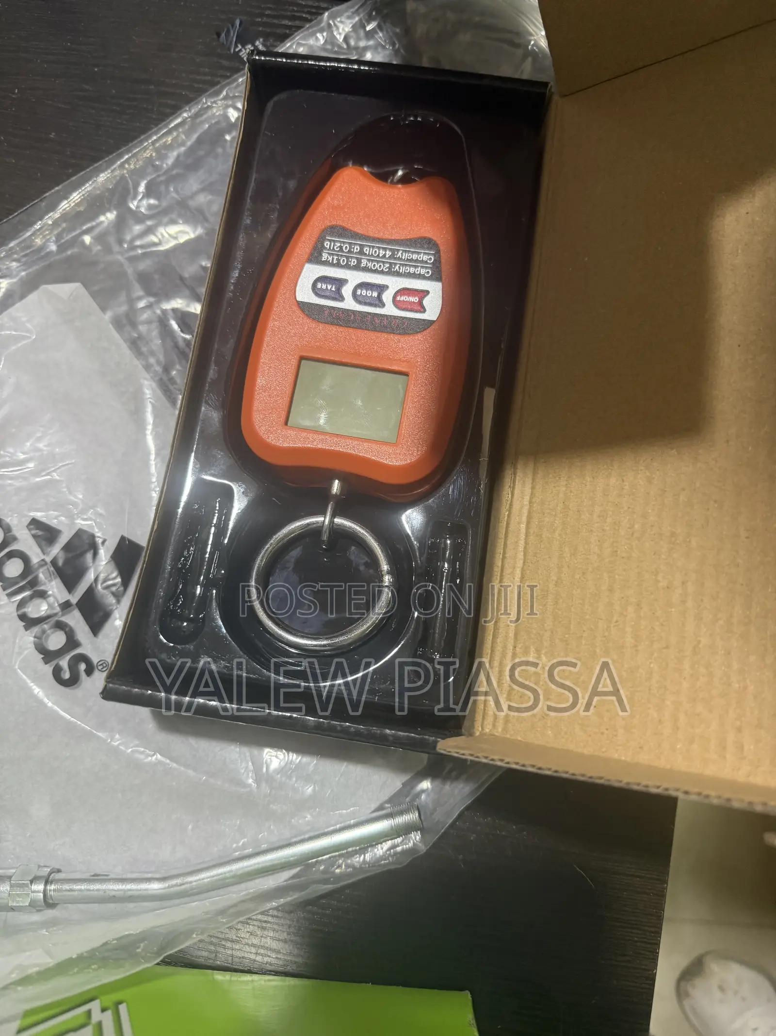 Capacity: 200 Kg / 441 lbGraduation: 0.1 Kg / 0.2 lbControl Buttons: