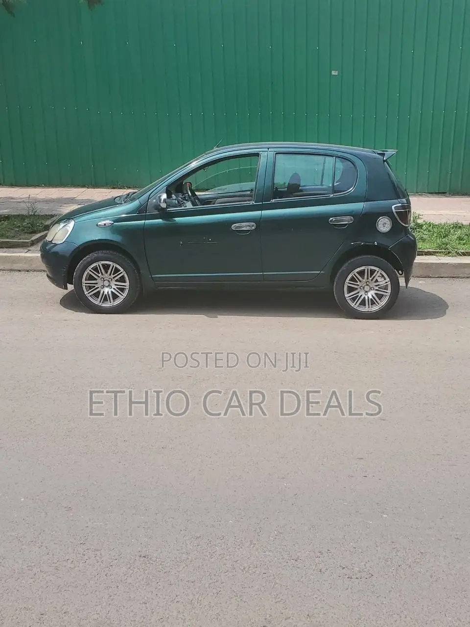 Toyota Vitz 2000 Green