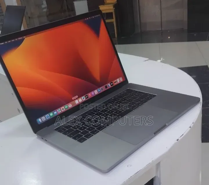 New Laptop Apple MacBook Pro 2017 16GB Intel Core i7 SSD 512GB