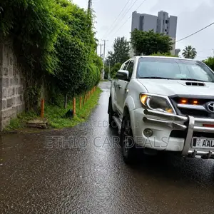 Toyota Hilux 2010 White