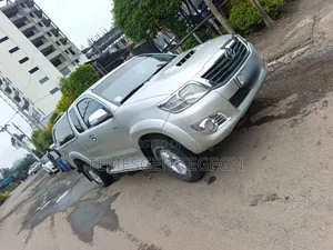 Toyota Hilux 2013 Gold