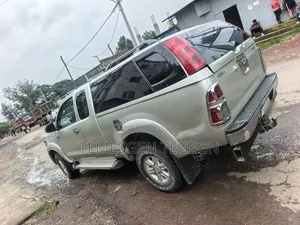 Toyota Hilux 2013 Gold