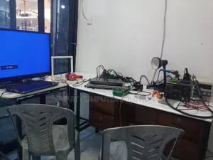 ሙሉ እቃ የተማላለት የስልክ ጥገና ቤት