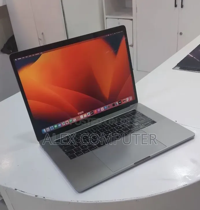 New Laptop Apple MacBook Pro 2017 16GB Intel Core i7 SSD 512GB
