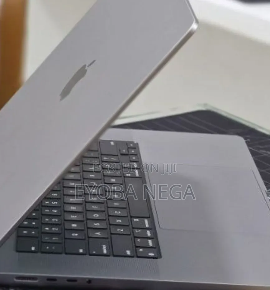 New Laptop Apple MacBook Pro 2022 M2 16GB Apple M2 SSD 512GB